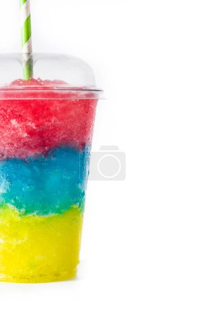 Téléchargez les photos : Slushie coloré de différentes saveurs sur fond blanc - en image libre de droit