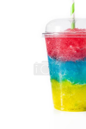 Téléchargez les photos : Slushie coloré de différentes saveurs sur fond blanc - en image libre de droit