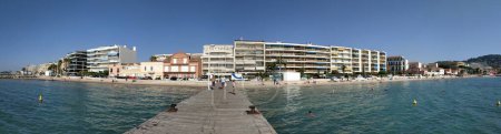 Foto de Cannes - Vista panorámica de la playa pública - Imagen libre de derechos