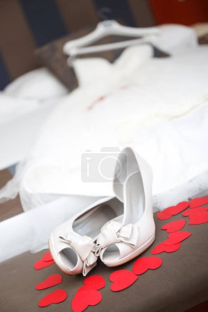 Téléchargez les photos : Chaussures de mariage sur le sol sur le fond, gros plan - en image libre de droit