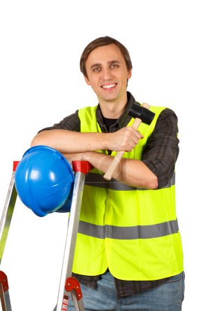 Téléchargez les photos : Travailleur homme avec marteau sur blanc - en image libre de droit