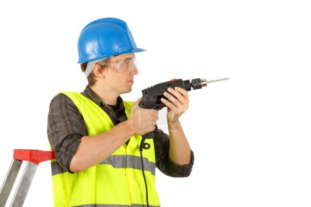 Foto de Reparador en casco y gafas protectoras aisladas sobre fondo blanco - Imagen libre de derechos