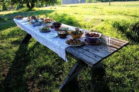 Foto de Mesa de comida en el parque de verano - Imagen libre de derechos