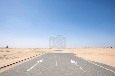 Téléchargez les photos : Route dans le désert vue de jour - en image libre de droit