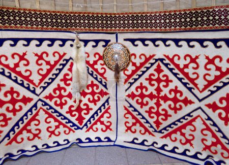 Téléchargez les photos : Beau tapis en feutre kazakh sur fond, gros plan - en image libre de droit
