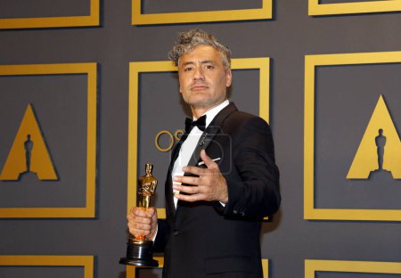 Téléchargez les photos : Taika Waititi au 92e Academy Awards - Salle de presse au Dolby Theatre à Hollywood, États-Unis le 9 février 2020 - en image libre de droit