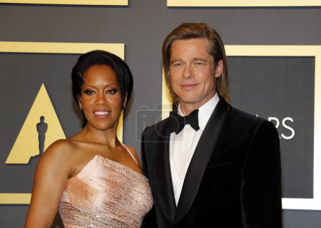 Téléchargez les photos : Brad Pitt et Regina King posant lors de la remise des Oscars - en image libre de droit