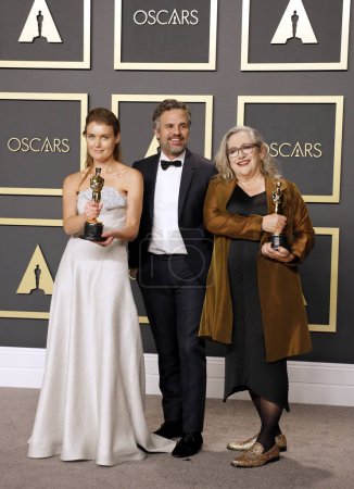 Foto de Carol Dysinger, Elena Andreicheva, Mark Ruffalo en los 92nd Academy Awards - Sala de prensa celebrada en el Dolby Theatre en Hollywood, EE.UU. el 9 de febrero de 2020 - Imagen libre de derechos