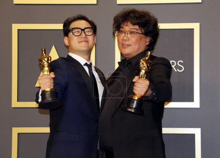 Foto de Han Jin-won, Bong Joon-ho posando en la presentación de los Premios de la Academia - Imagen libre de derechos