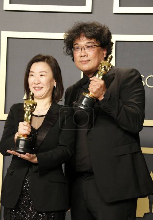 Téléchargez les photos : Bong Joon-ho, Kwak Sin-ae posant lors de la remise des Oscars - en image libre de droit
