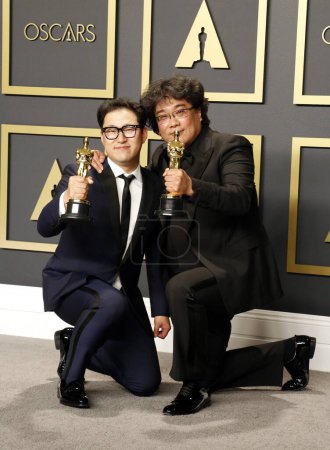 Foto de Han Jin-won, Bong Joon-ho posando en la presentación de los Premios de la Academia - Imagen libre de derechos