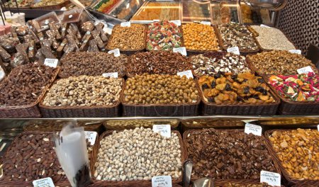 Foto de Nueces y cereales en el mercado - Imagen libre de derechos