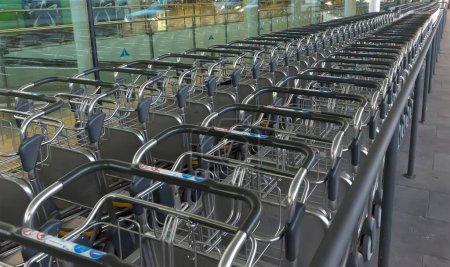 Foto de Carros de transporte de equipaje en aeropuerto - Imagen libre de derechos