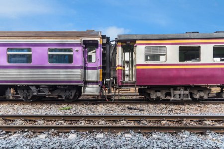 Téléchargez les photos : Train ferroviaire thaïlandais, lieu de voyage sur fond - en image libre de droit