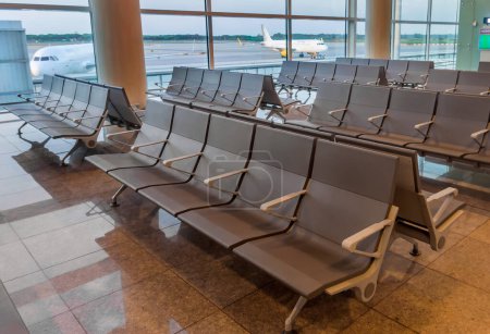 Foto de Fila de sillas en Aeropuerto de Barcelona - Imagen libre de derechos