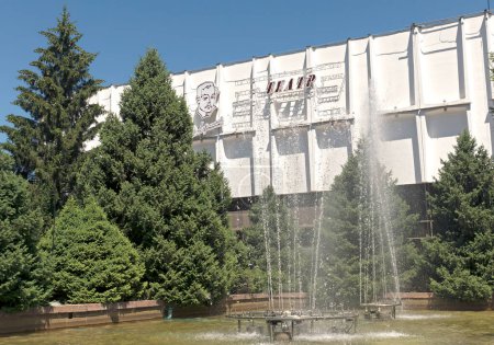 Téléchargez les photos : Almaty - Théâtre dramatique russe sur fond - en image libre de droit