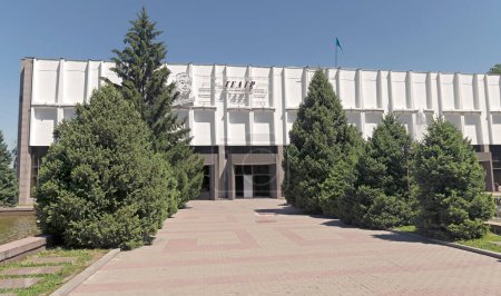 Téléchargez les photos : Almaty - Théâtre dramatique russe - en image libre de droit