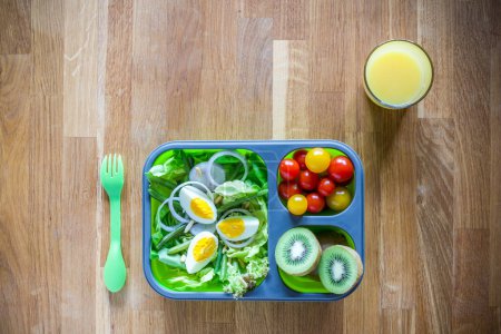 Foto de "Caja de almuerzo plegable con alimentos saludables" - Imagen libre de derechos