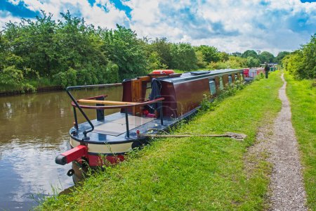 Téléchargez les photos : Bateau étroit sur un canal britannique en milieu rural - en image libre de droit