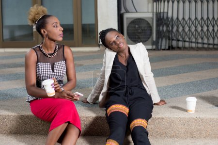 Téléchargez les photos : Jeunes femmes assises devant leurs bureaux - en image libre de droit