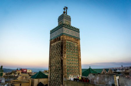 Foto de Antigua mezquita y puertas en Fez, Marruecos, vista de la antigua medina circa 2019 - Imagen libre de derechos
