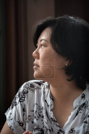 Téléchargez les photos : Asiatique femme tourner visage dans café style vintage - en image libre de droit