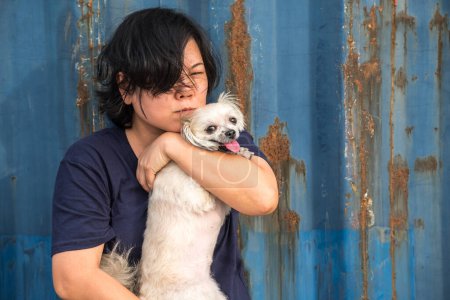 Téléchargez les photos : Asie femmes et chien heureux étreinte avec conteneur - en image libre de droit