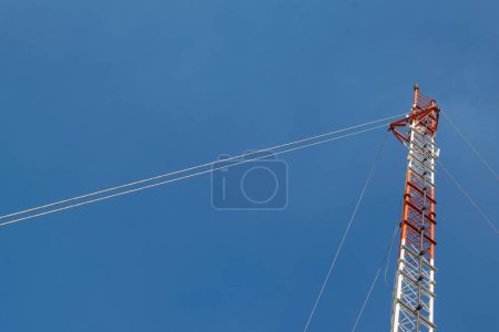 Foto de Antena torre celular contra el cielo - Imagen libre de derechos