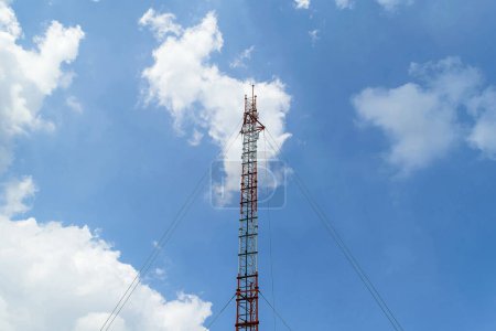 Téléchargez les photos : Tour d'antenne et ciel - en image libre de droit