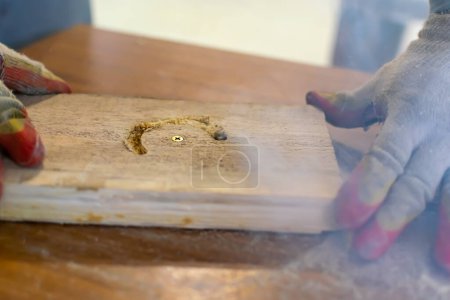 Foto de Palanquilla de madera que fuma mientras el maestro está trabajando - Imagen libre de derechos