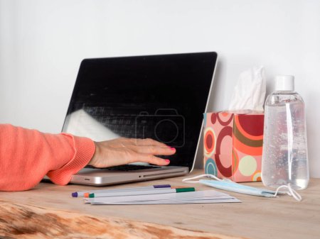 Téléchargez les photos : Femme pigiste travaillant sur ordinateur portable à la maison - en image libre de droit