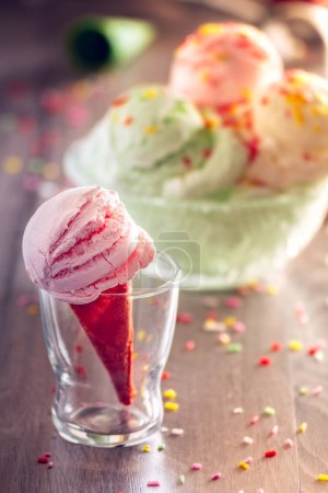 Téléchargez les photos : "Délicieuse crème glacée typique d'été" - en image libre de droit