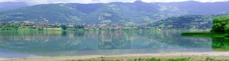 Foto de Lago Plav y montañas - Imagen libre de derechos