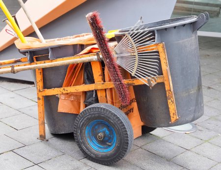 Foto de Coche naranja de un limpiador de calles con peajes para el trabajo - Imagen libre de derechos