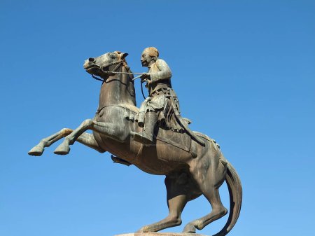 Téléchargez les photos : Sculpture de cavalier à Athènes en Grèce devant le ciel bleu - en image libre de droit