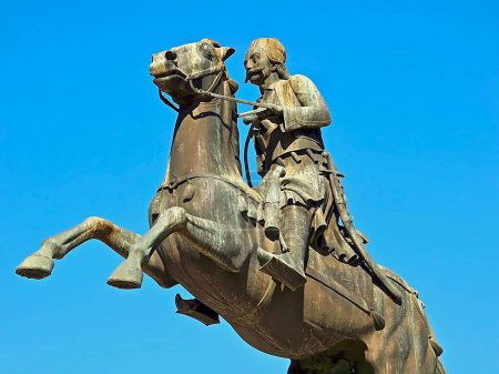 Téléchargez les photos : Sculpture de cavalier à Athènes en Grèce devant le ciel bleu - en image libre de droit