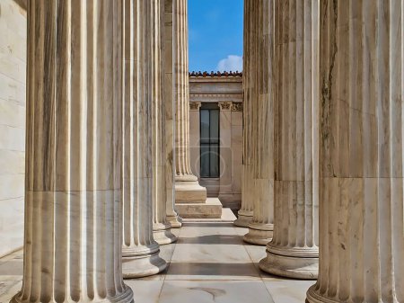 Foto de "Maravillosa arquitectura muestra la Universidad de Atenas en Grecia" - Imagen libre de derechos