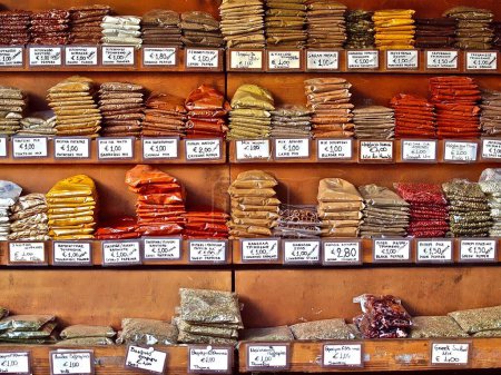 Téléchargez les photos : De nombreuses épices grecques colorées à bord - en image libre de droit