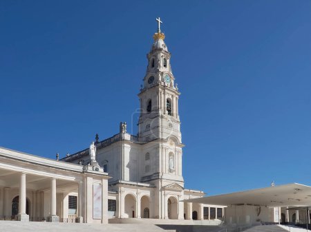 Téléchargez les photos : Cathédrale de Fatima au Portugal près de Lisboa avec ciel bleu - en image libre de droit