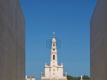 Foto de Catedral de Fátima en Portugal cerca de Lisboa con cielo azul - Imagen libre de derechos