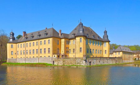Téléchargez les photos : Château de Schloss Dyck à Juechen au printemps - en image libre de droit
