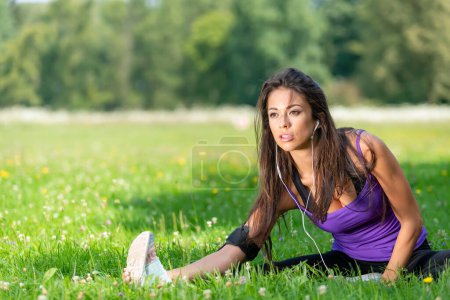 Téléchargez les photos : Jeune femme faisant des exercices dans le parc - en image libre de droit
