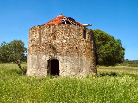 Téléchargez les photos : Vieux moulin dans la belle nature de l'Alentejo du Portugal - en image libre de droit