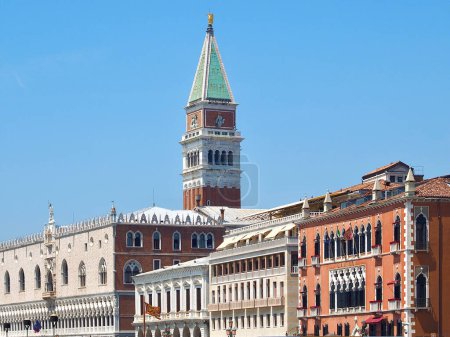 Téléchargez les photos : Campanile et palais des Doges à Venise vu de la mer - en image libre de droit