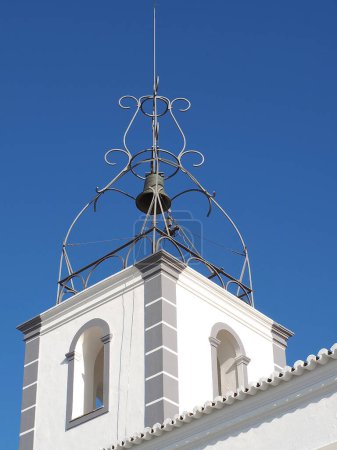 Téléchargez les photos : White bell tower church in oldtown of Albufeira - en image libre de droit