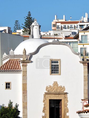 Téléchargez les photos : Eglise blanche dans la vieille ville d'Albufeira - en image libre de droit