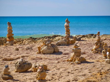 Téléchargez les photos : Empilements de pierres devant l'océan bleu - en image libre de droit