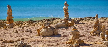 Téléchargez les photos : Empilements de pierres devant l'océan bleu - en image libre de droit