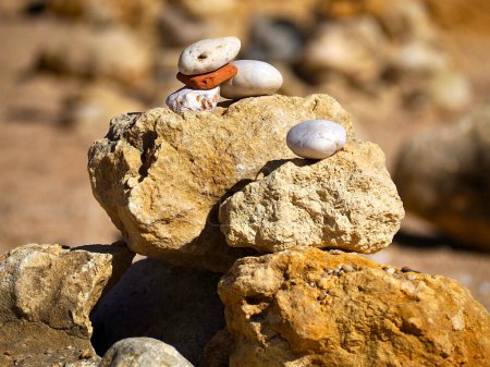 Téléchargez les photos : Empilements de pierres aux couleurs vives - en image libre de droit