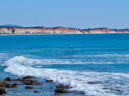 Foto de Romantic coast of Albufeira in Portugal with blue Atlantic ocean - Imagen libre de derechos